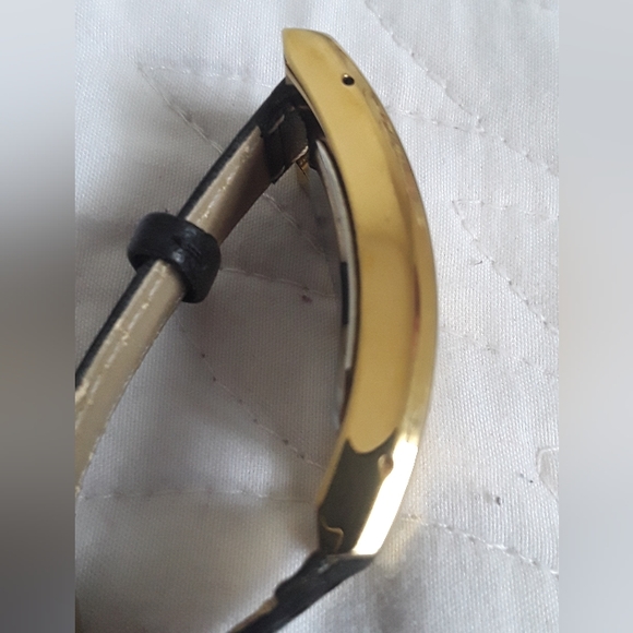 CLASSIC BURBERRY LEATHER BAND WATCH - Picture 11 of 16